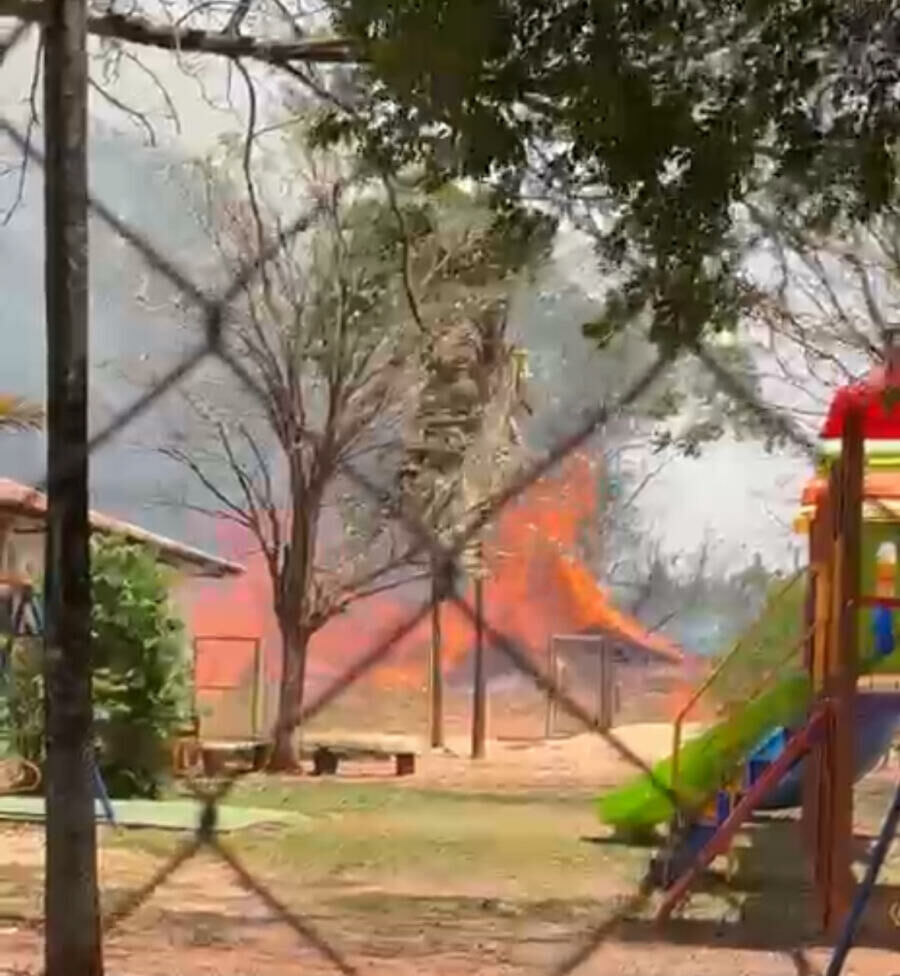 Imagem de compartilhamento para o artigo Fogo no distrito de Aroeira, em Chapadão do Sul, mobiliza voluntários e bombeiros da MS Todo dia